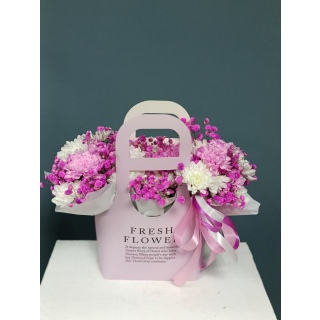 Хризантема с гипсофилой в сумочке